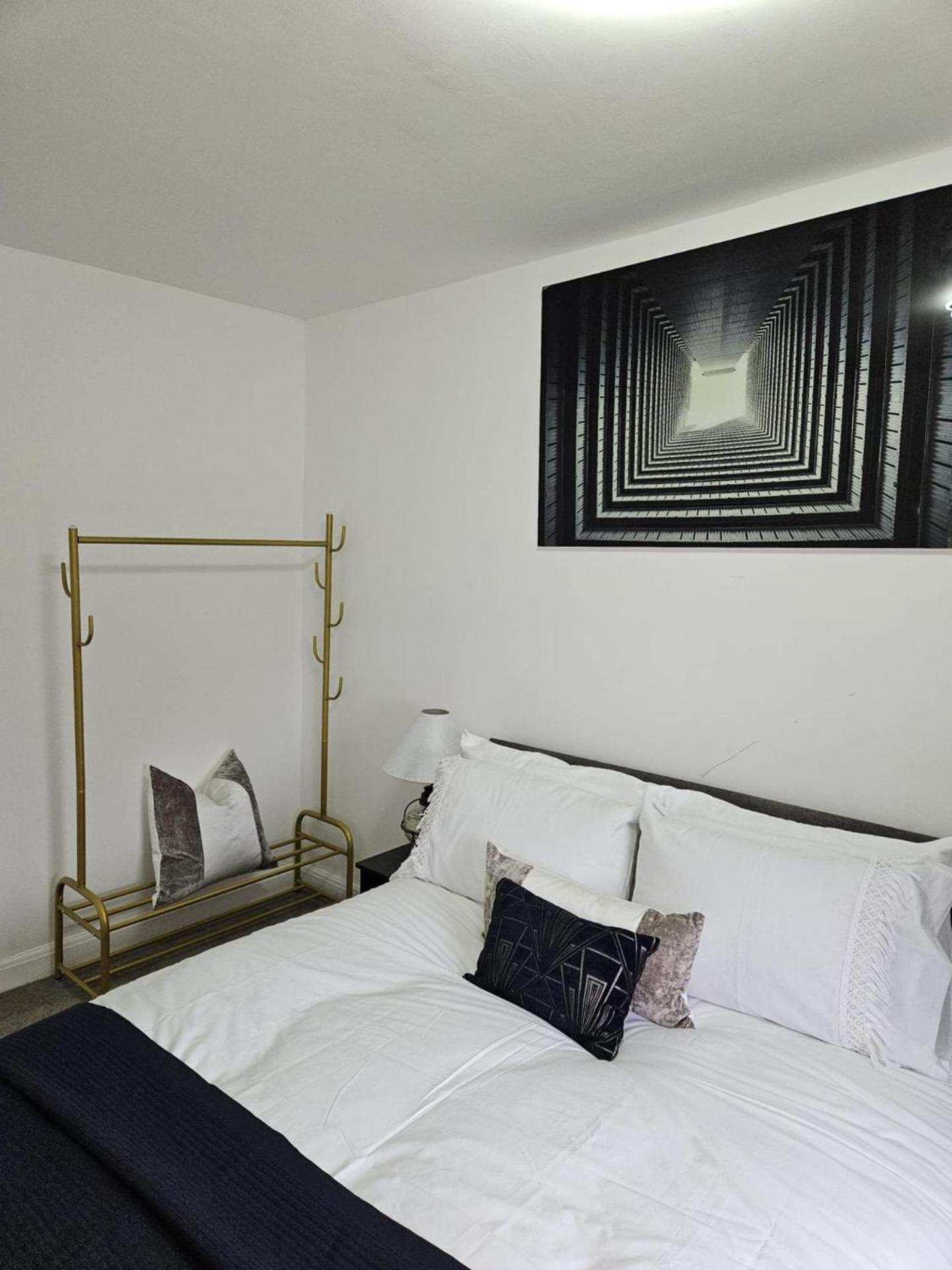 2-bed House Sleeps 4 20 Min To Centre *